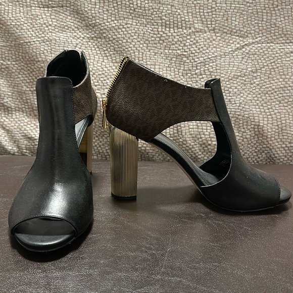 Size 9M Michael Kors gold wedge heels - Picture 1 of 5